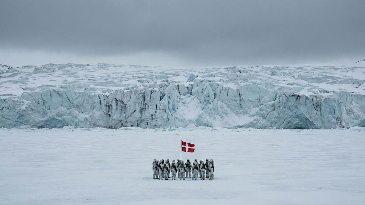 El envío de apenas un oficial por país responde a una estrategia de "bandera", donde Europa busca validar su presencia jurídica en Groenlandia sin comprometer los millonarios recursos que exigiría un despliegue militar real en el Ártico. (Foto: Ilustrativa / Generada con IA).