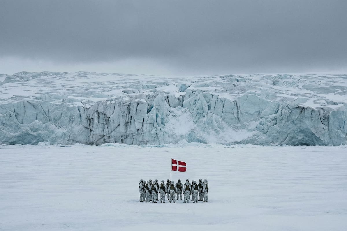 Finlandia, Reino Unido y Países Bajos envían apenas un oficial cada uno a Groenlandia en un despliegue militar simbólico que evidencia la incapacidad europea para defender el Ártico frente a las presiones de Rusia y Donald Trump