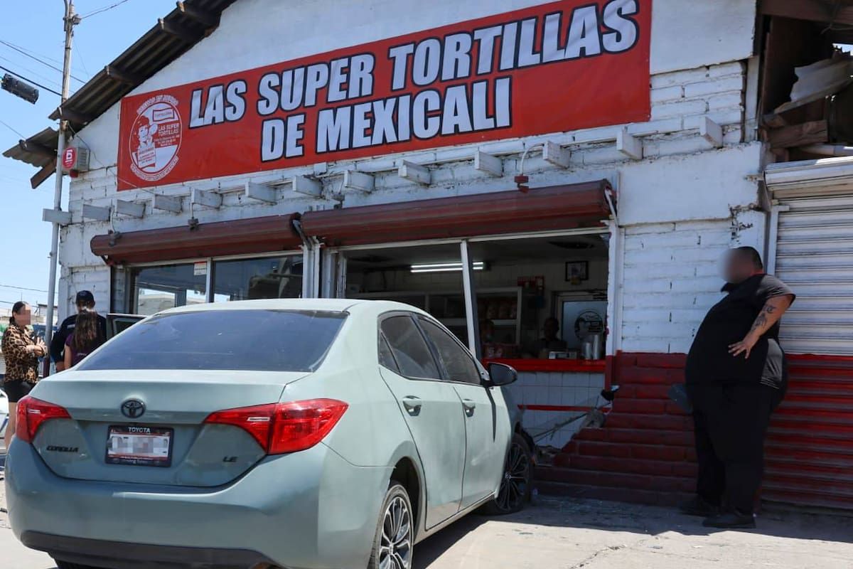 Conductor pierde el control y choca contra tortillería