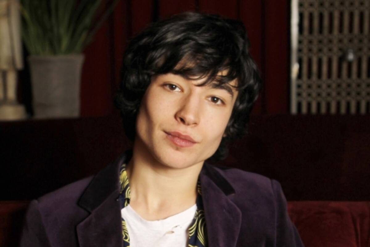 Contrario a Björk, Ezra Miller convive con fans y "perrea" en México