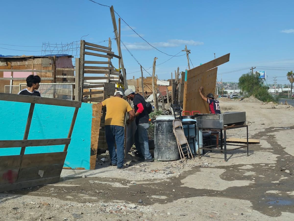 Elementos de seguridad mantienen acordonada la zona de la Vía Rápida Poniente, a la altura del panteón Monte de los Olivos, mientras algunas familias regresan por sus pertenencias tras la evacuación preventiva. Foto: Michelle Castillo
