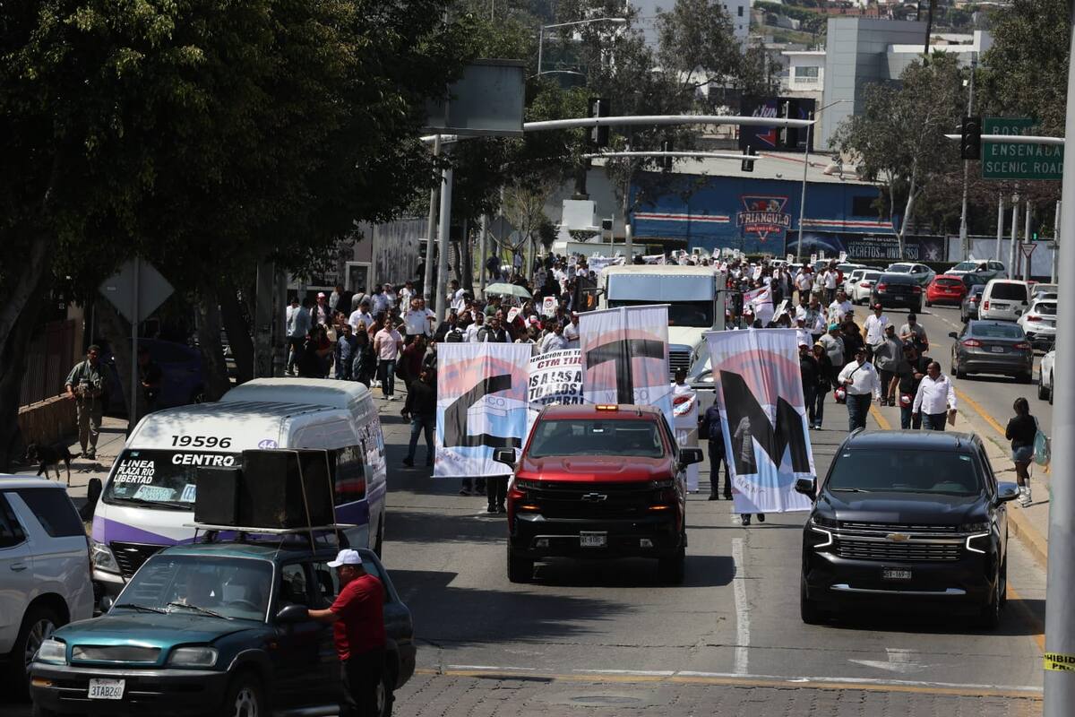 Cientos de trabajadores integrados al sindicato de la CTM marcharon por las calles de la ciudad de Tijuana en conmemoración del 1 de mayo, Día del Trabajo.