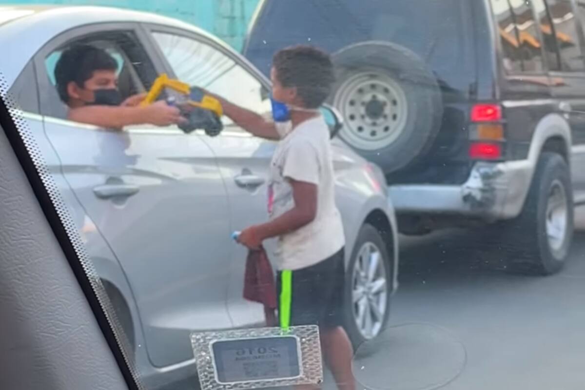 VIDEO: Un niño regaló su juguete a otro que limpiaba parabrisas y momento conmueve Internet