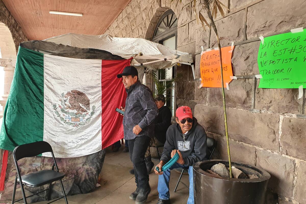 Acampan frente a Palacio de Guaymas