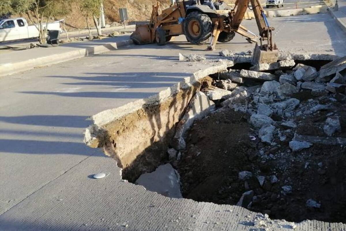 Reparan socavón en bulevar Simón Bolívar