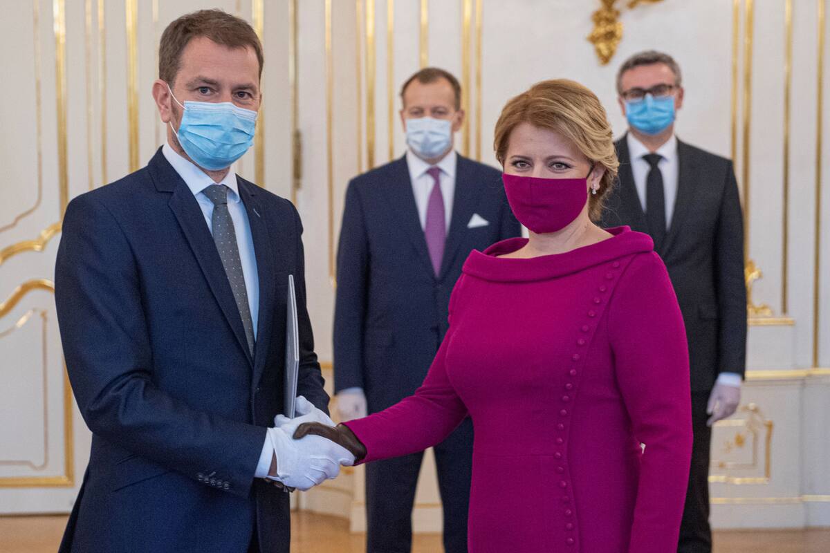 La presidenta de Eslovaquia no pierde el glamour al combinar sus cubrebocas