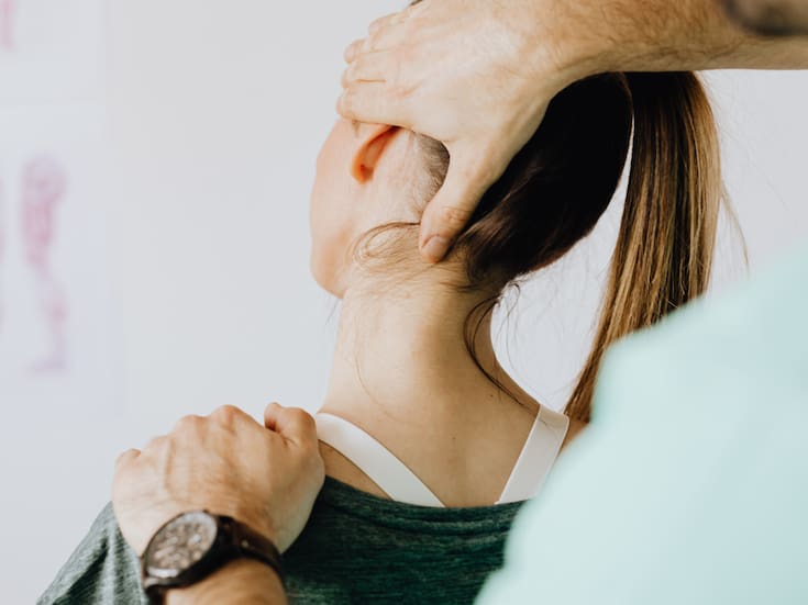 ¿Por qué aparece el dolor de cuello y qué hacer para reducirlo?