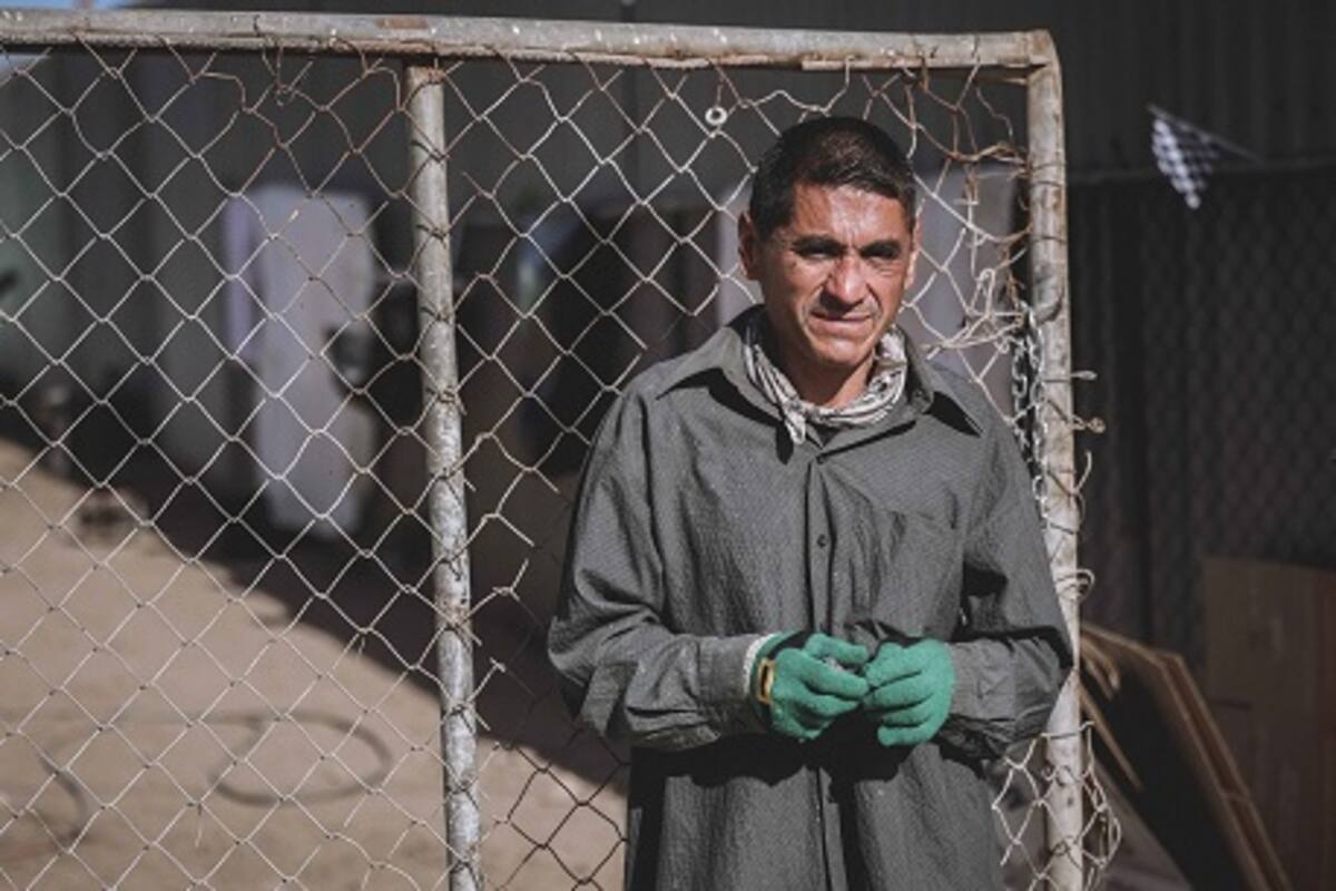 Ernesto vive solo en una casa expuesta al frío