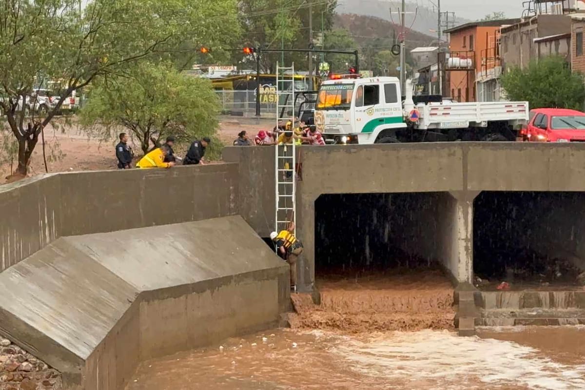 Bomberos rescatan a hombre del embovedado de Nogales