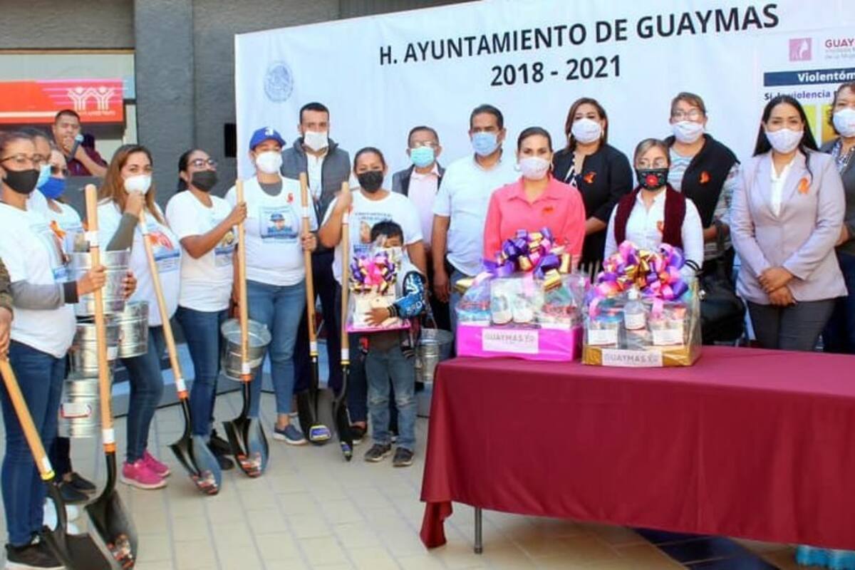Polemizan con “LadyPalas” entrega palas a madres de desaparecidos en Guaymas
