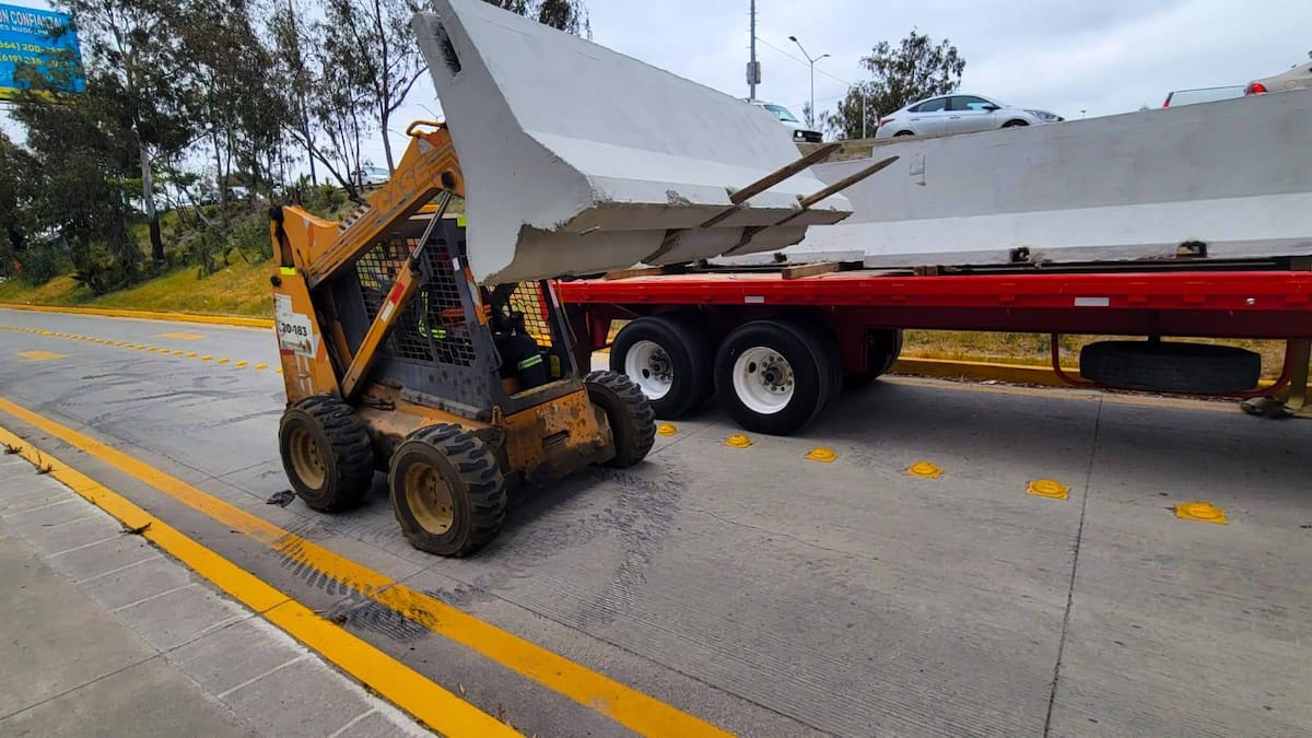 La obra contempla una extensión de 400 metros, con la instalación de barreras centrales de concreto. Foto: Cortesía