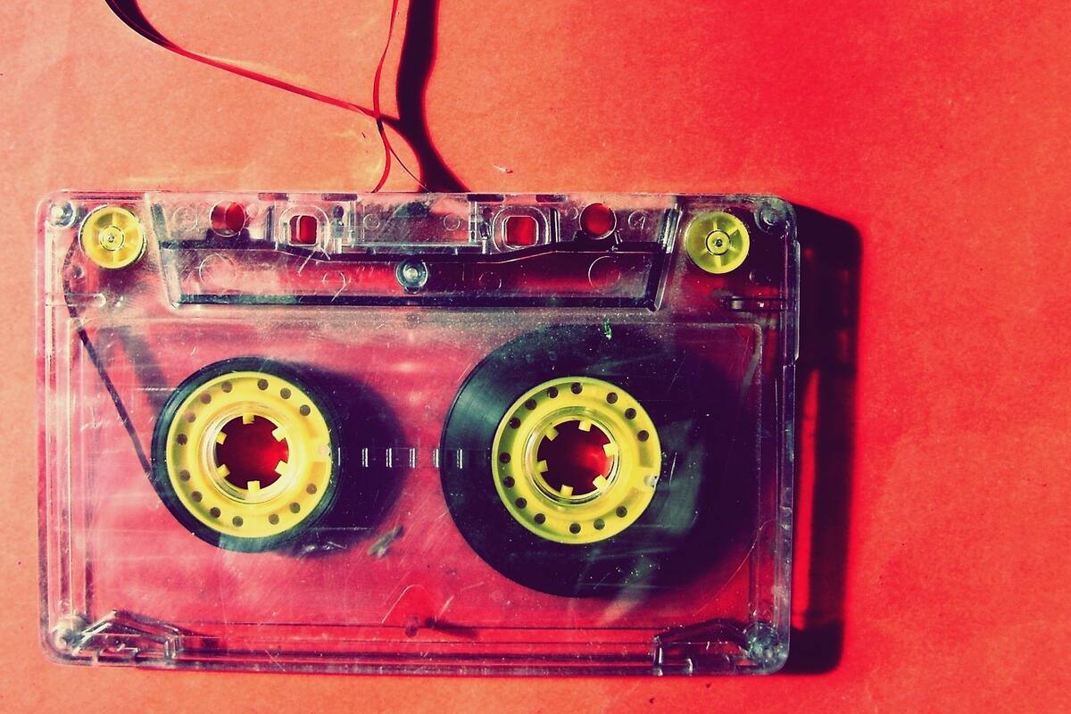 Mujer se sorprende al ver en una galería de arte un cassette que grabó hace 25 años