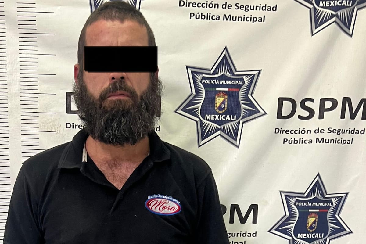 Sorprende a su padre con pistola en el carro y llama a la policía