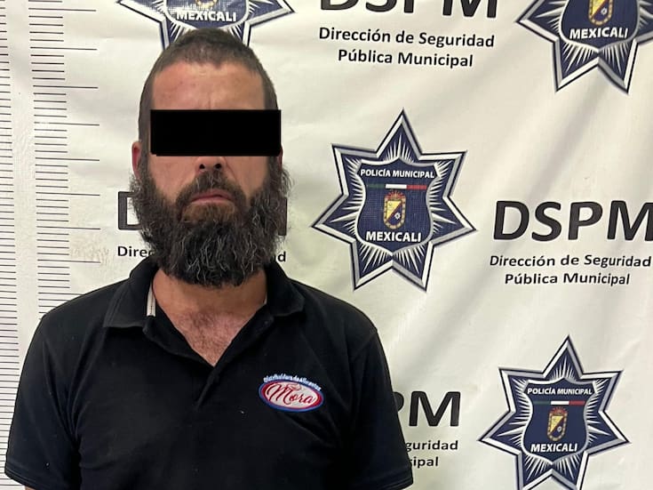 Sorprende a su padre con pistola en el carro y llama a la policía