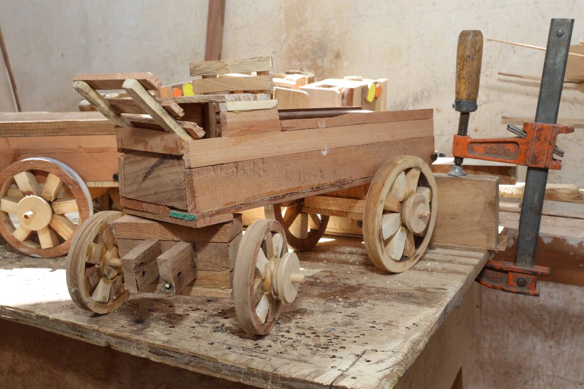También fabrica carretas de madera.