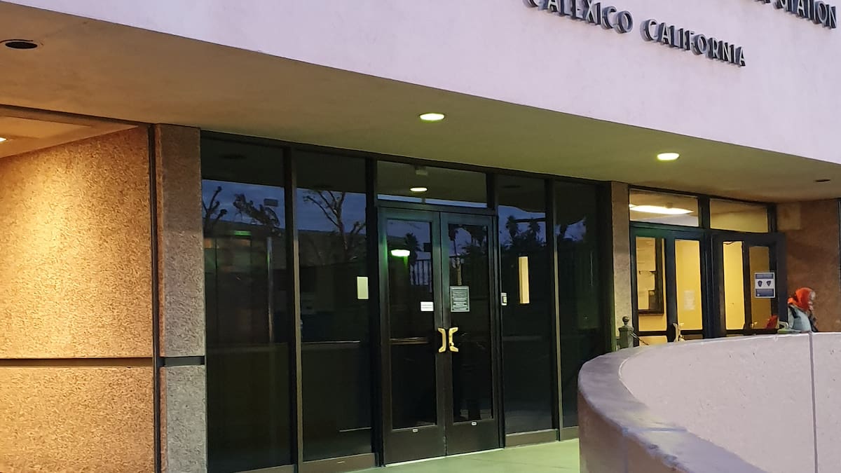 Mujer viajó en maletero bañada en gasolina: el caso más impactante entre 108 arrestos fronterizos esta semana en California