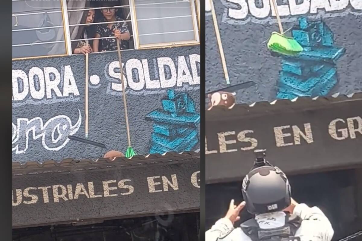 Mujeres intentan agarrar un peluche que se les cayó hasta que un soldado de la Guardia Nacional las ayuda