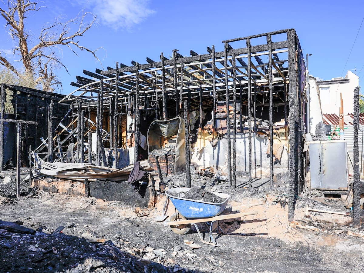 Adriana Domínguez Prado perdió su vivienda de 25 años y sus pertenencias tras un incendio en Bordo La Rivera. Ahora solicita apoyo con materiales de construcción para reconstruir su hogar, donde vivía con su hija y sus dos nietos. Foto: Juan J Morales