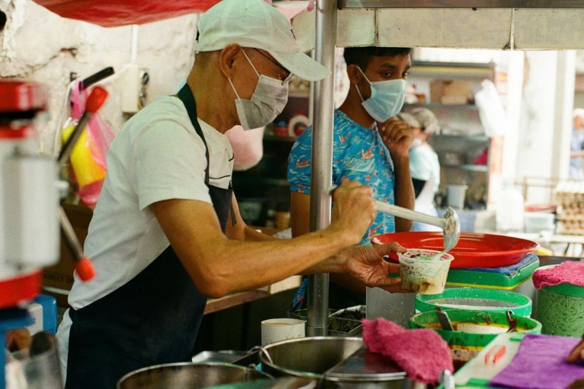 Trabajadores en México destinan hasta 30 por ciento de su salario diario a comer en la calle por falta de comedores en sus centros de trabajo según la UNAM