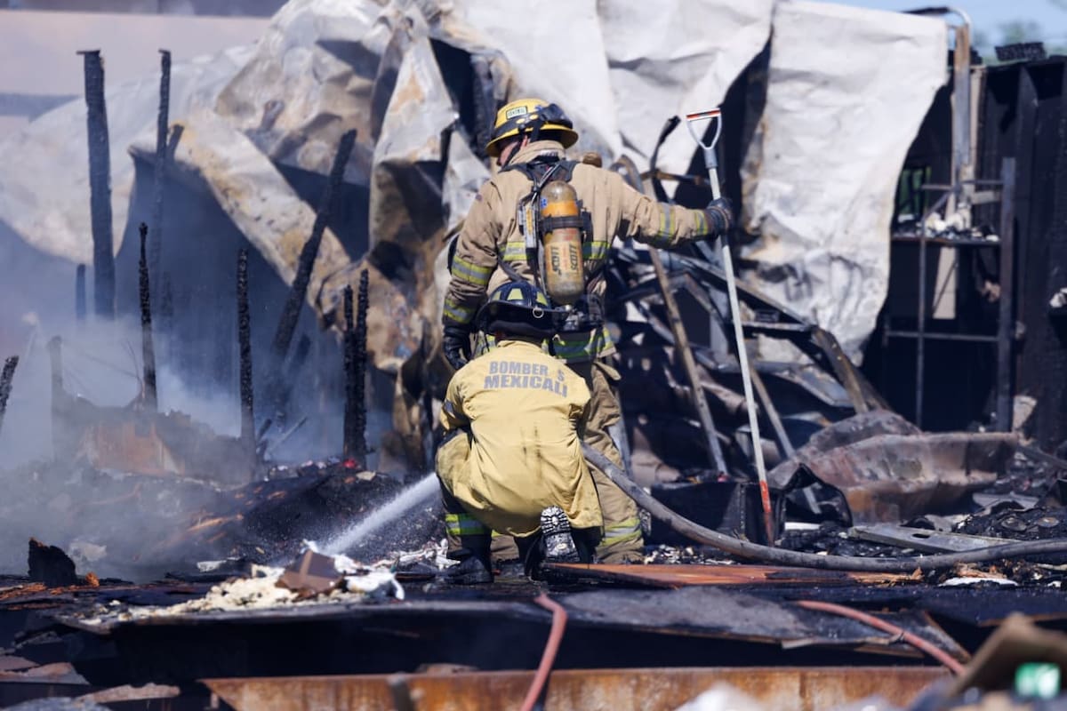 Incendio consume casa rodante y moviliza a bomberos en la colonia Guajardo