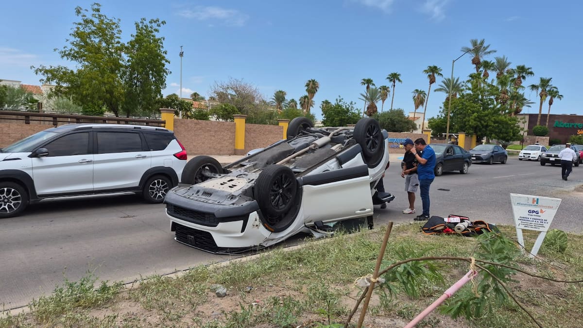 Choque volcamiento sin lesionados entre un Nissan Versa y camioneta Honda en Bulevar Kino frente a la escuela Campo Grande. | Crédito: Teodoro Borbón