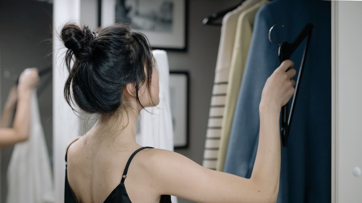 La acumulación de objetos y ropa puede generar desorden, pero optimizar el espacio es clave para una mejor organización/Foto: Canva