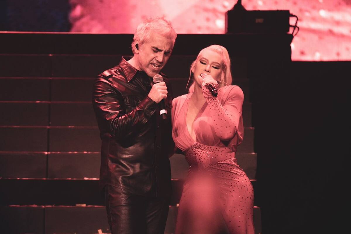 Christina Aguilera canta con Alejandro Fernández y promete más música latina