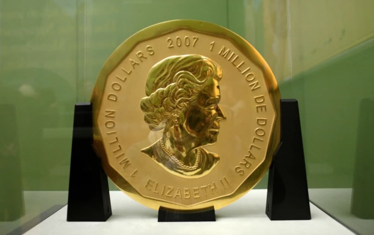 La foto del 8 de diciembre de 2010 muestra la moneda «Gran Hoja de Arce» en el Museo Bode de Berlín. | Crédito: Marcel Mettelsiefen/dpa vía AP, archivo