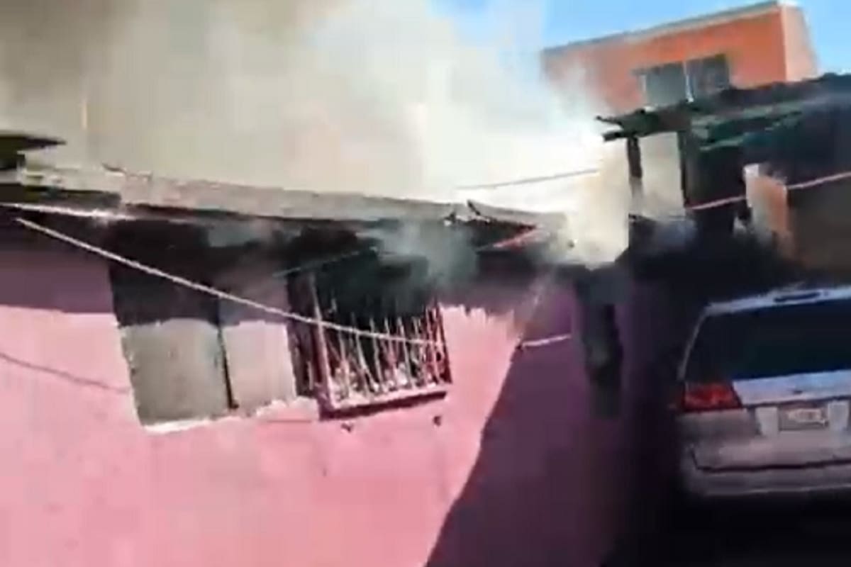 Bomberos Tijuana sofocan incendio que consumió tres viviendas