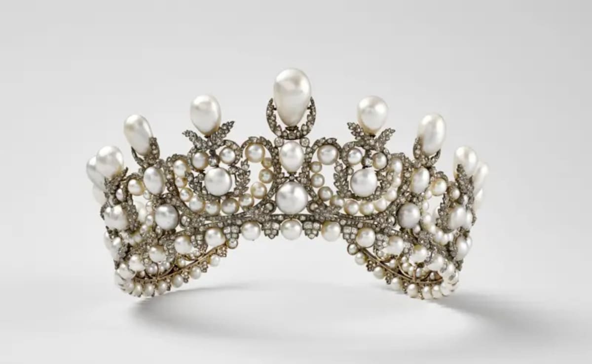 También sustrajeron una tiara que perteneció a la emperatriz Eugenia, esposa de Napoleón III. | Museo del Louvre