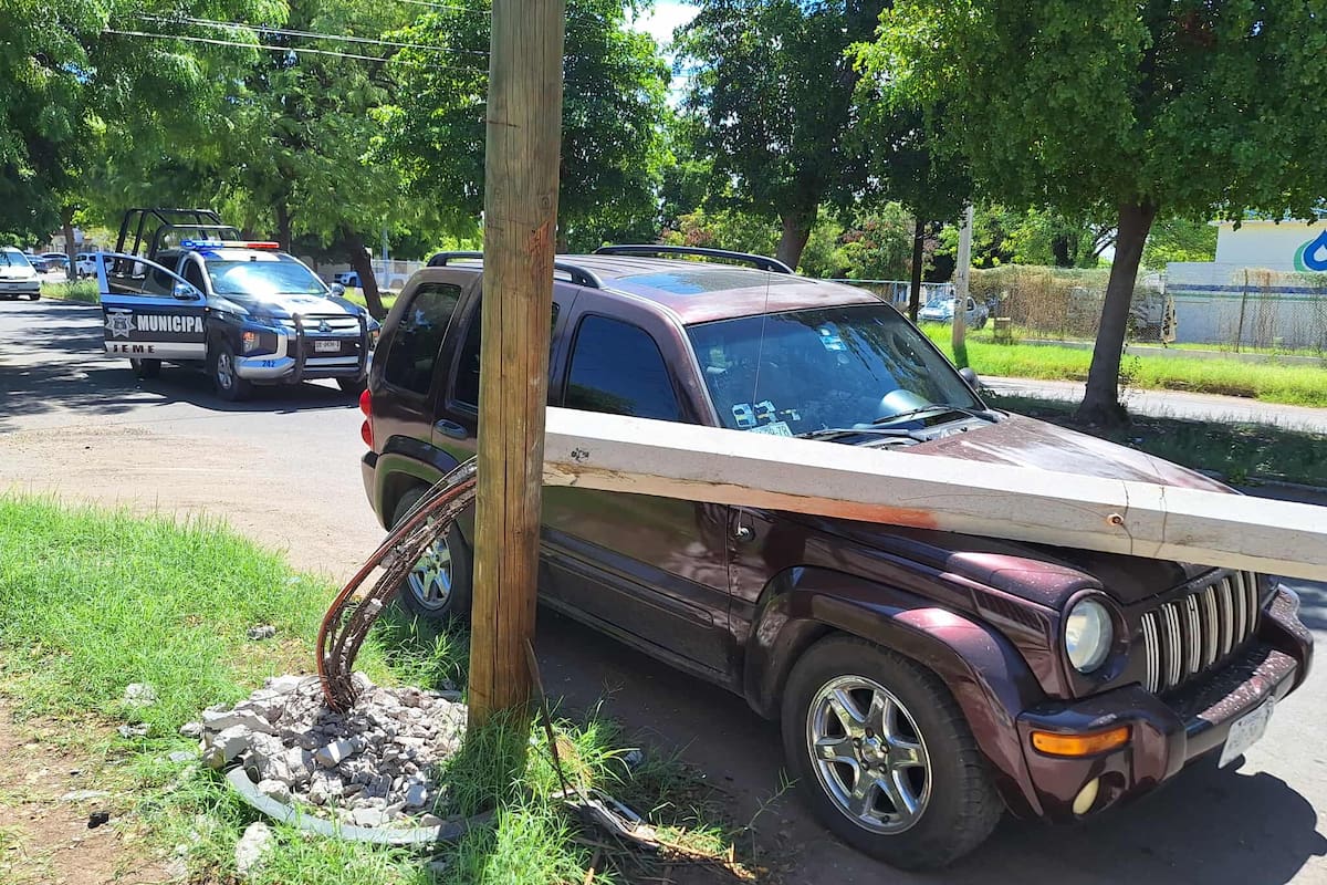 Cae poste sobre vehículo en Ciudad Obregón