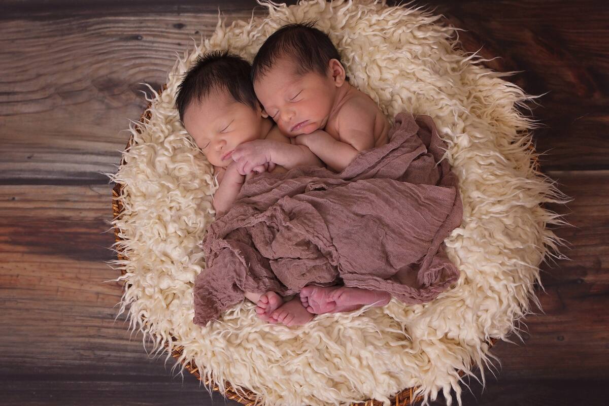 Pareja regresa a mellizos adoptados luego de que ella quedara embarazada