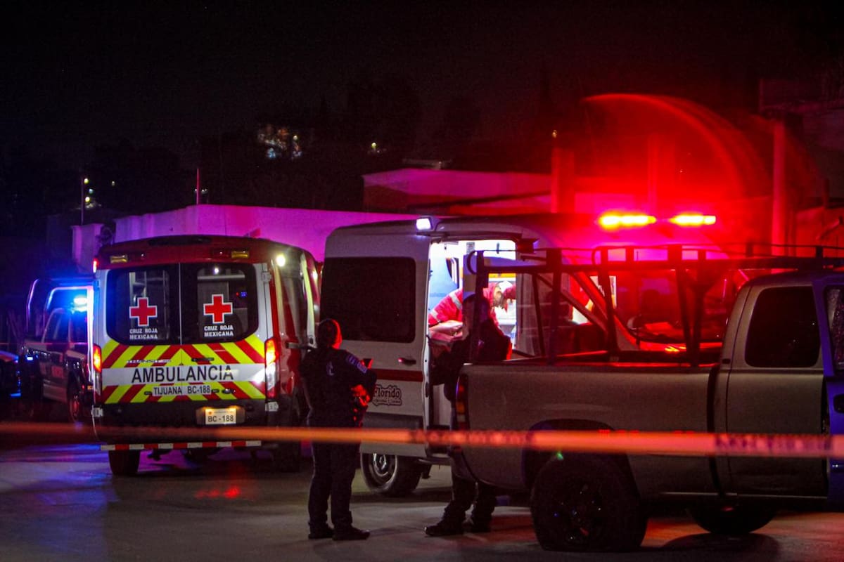 Un joven de 20 años fue trasladado en condición grave a un hospital tras ser atacado a balazos la noche del sábado en el distrito Cerro Colorado. Foto: Border Zoom