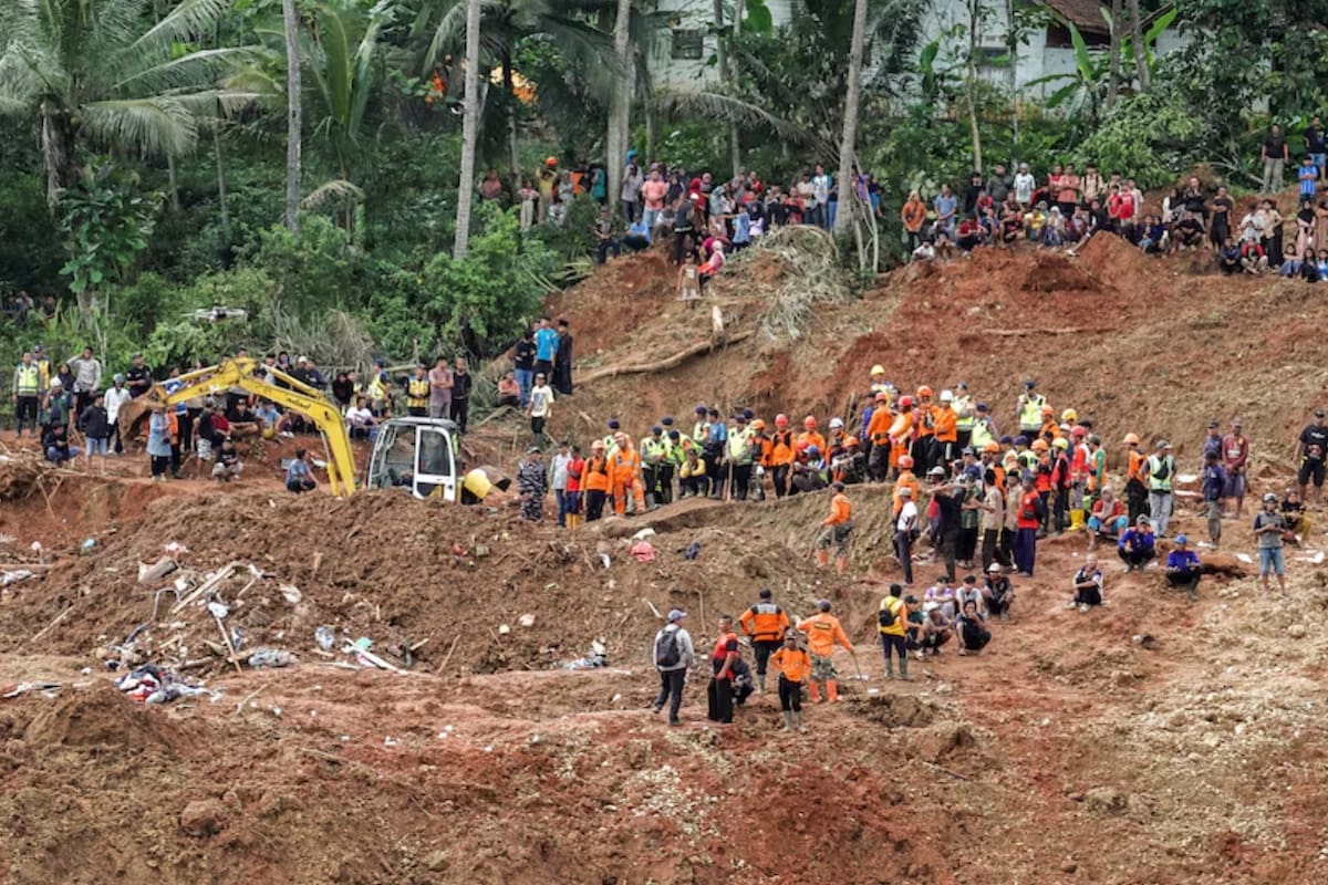 Aumentan a 30 los muertos por deslizamientos de tierra en Java Central, Indonesia