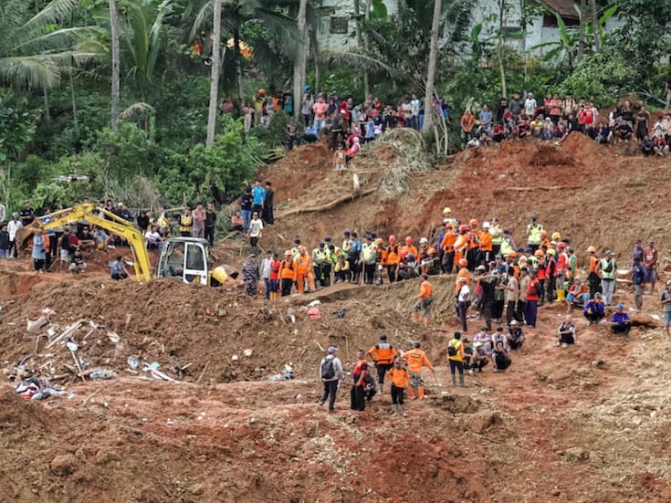 Aumentan a 30 los muertos por deslizamientos de tierra en Java Central, Indonesia