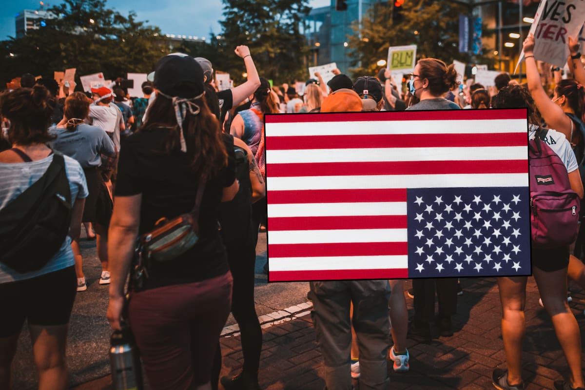 ¿Por qué la bandera de EEUU aparece al revés en las protestas migrantes?