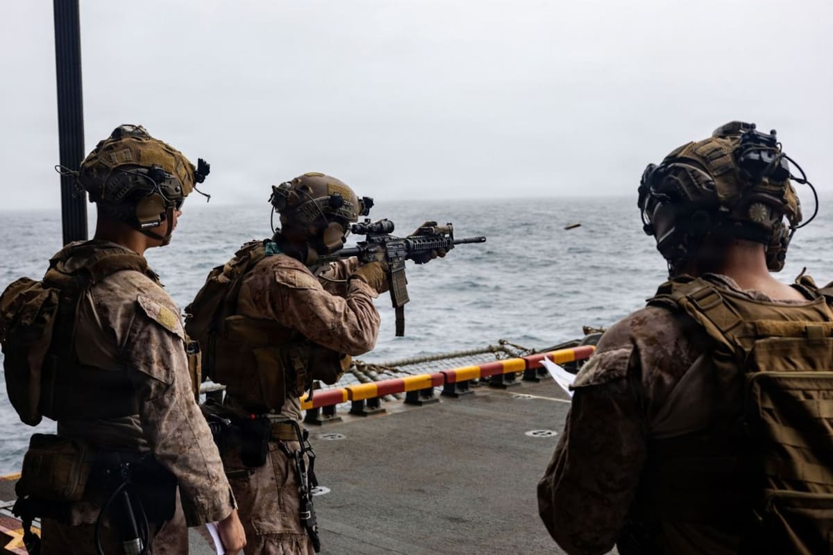 Tras rechazar propuesta de Irán para acabar la guerra, Estados Unidos despliega a miles de militares y un tercer grupo de portaaviones en Medio Oriente mientras el conflicto entra a su octavo mes