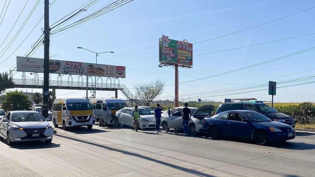 Carambola interrumpe la circulación en Calzada Tecnológico