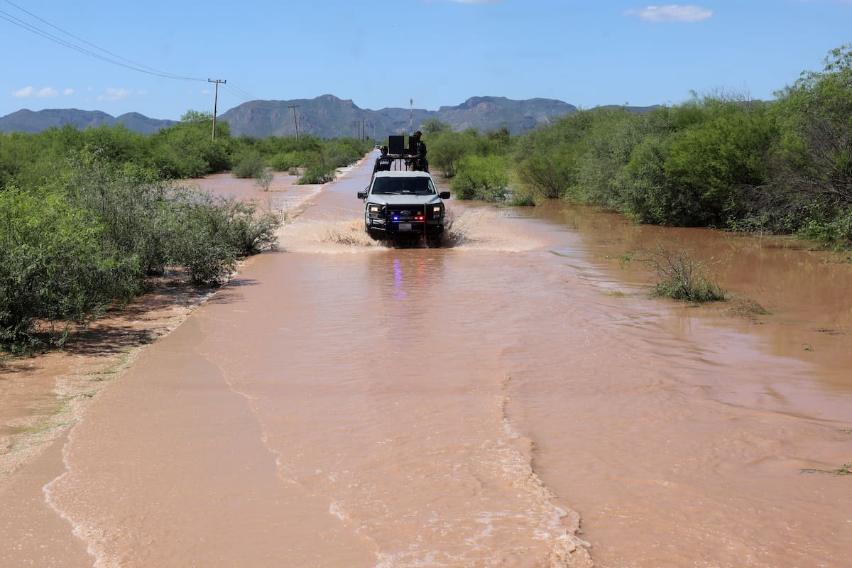Marina y Ejército retiran escombros y lodo en Guaymas tras lluvias que dejaron dos muertos