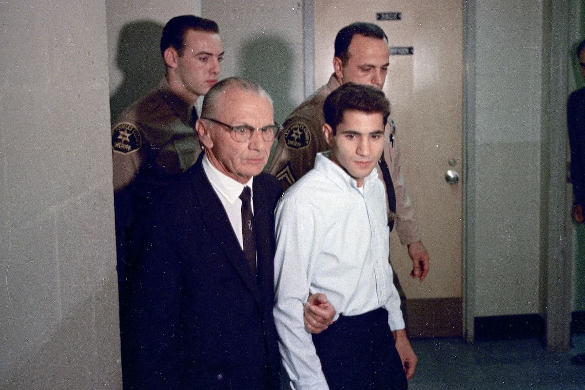 Sirhan Sirhan, a la derecha, acusado de asesinar al senador Robert F. Kennedy, aparece con su abogado Russell E. Parsons en Los Ángeles en junio de 1968. | Crédito: AP, archivo