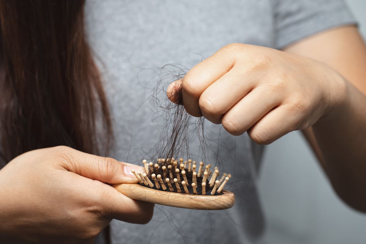 Estas son cinco razones por las que podría caerse tu cabello, según expertos
