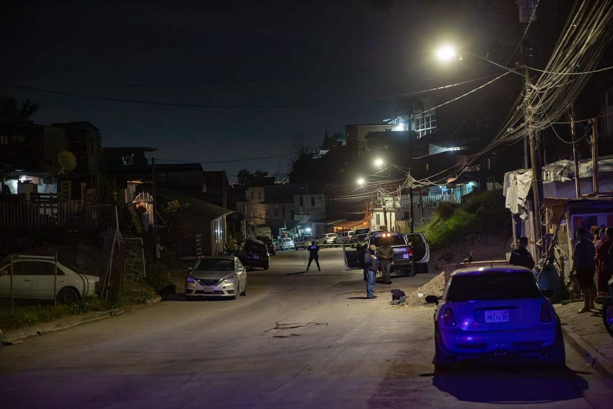 El sujeto recibió un disparo en la cabeza y murió dentro de su vehículo. Foto: Border Zoom