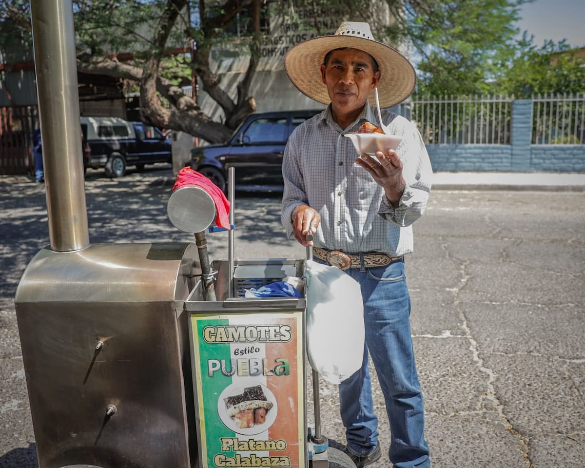 Honorio Gómez, originario de Puebla, recorre las calles de Mexicali ofreciendo camotes cocidos, actividad a la que se ha dedicado durante más de dos décadas en la capital bajacaliforniana. (FOTO: JAVIER GALLEGOS)