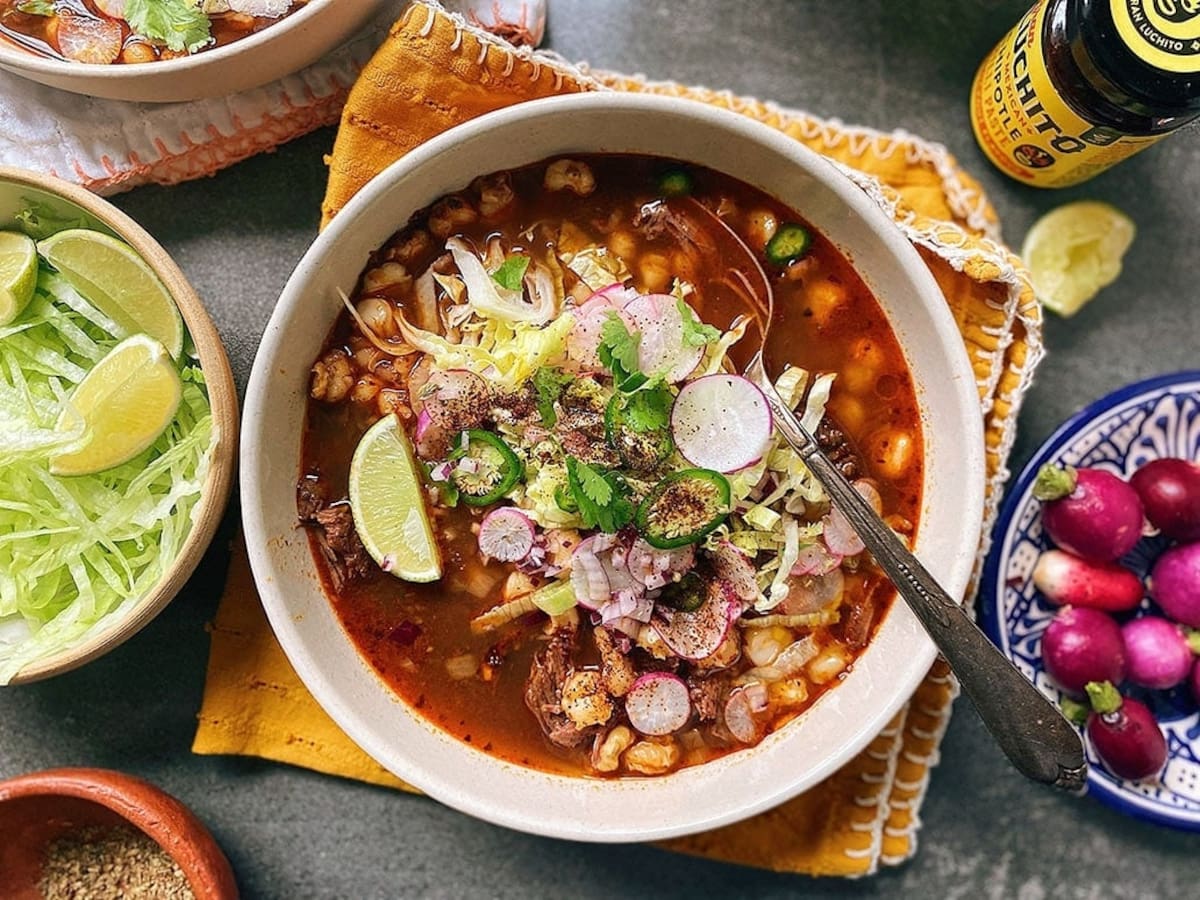 En México, el pozole tiene como base el maíz pozolero, acompañado generalmente de carne y caldo. | Crédito: Julián Ortega (GH)