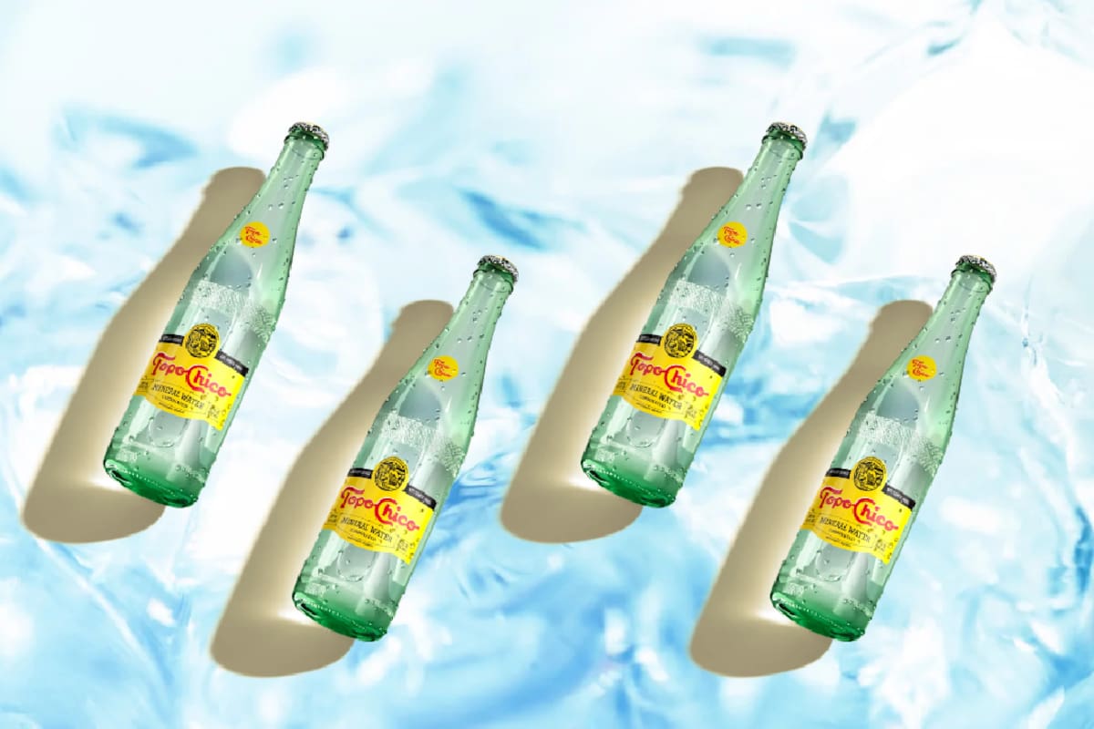 La producción de Topo Chico destinada al mercado estadounidense sufrió una interrupción desde febrero de 2026 por problemas relacionados con sus pozos de origen en Monterrey. Tras aproximadamente ocho meses de escasez, el producto empezó a regresar a Texas, pero otros mercados estadounidenses deberán esperar hasta 2027
