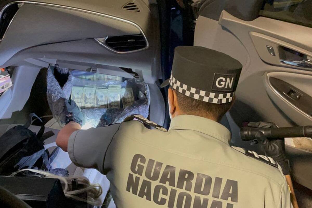 Nogales: Detienen a dos mujeres con 30 mil dólares en la garita Puerta de México