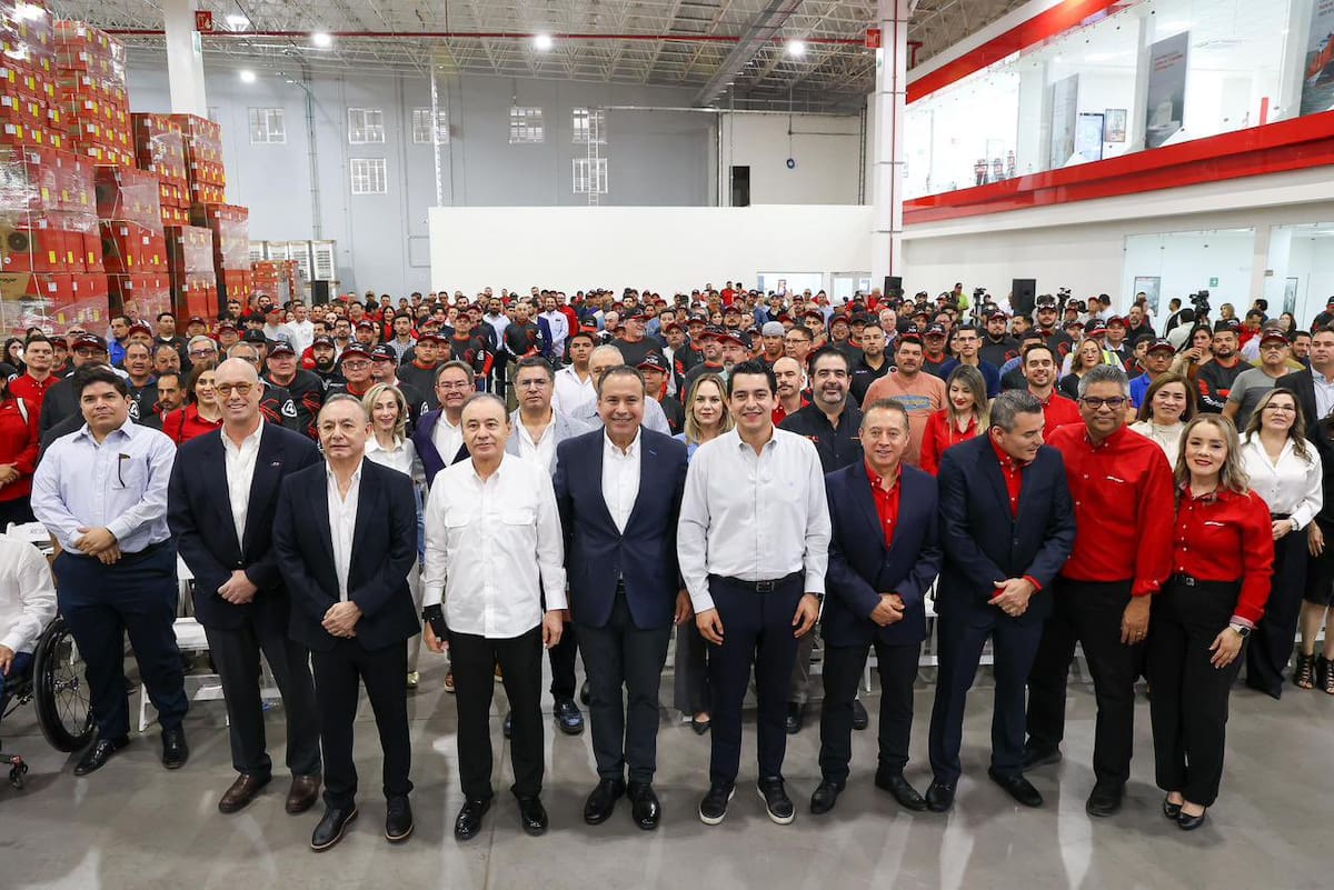 Directivos y empleados de Mirage se tomaron la fotografía con las autoridades que inauguraron el centro de
distribución.