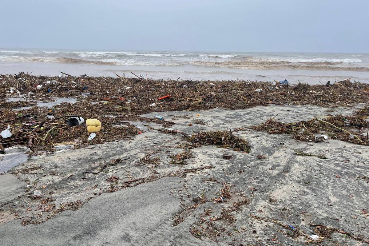 Lluvias arrastran toneladas de basura a playa en Rosarito