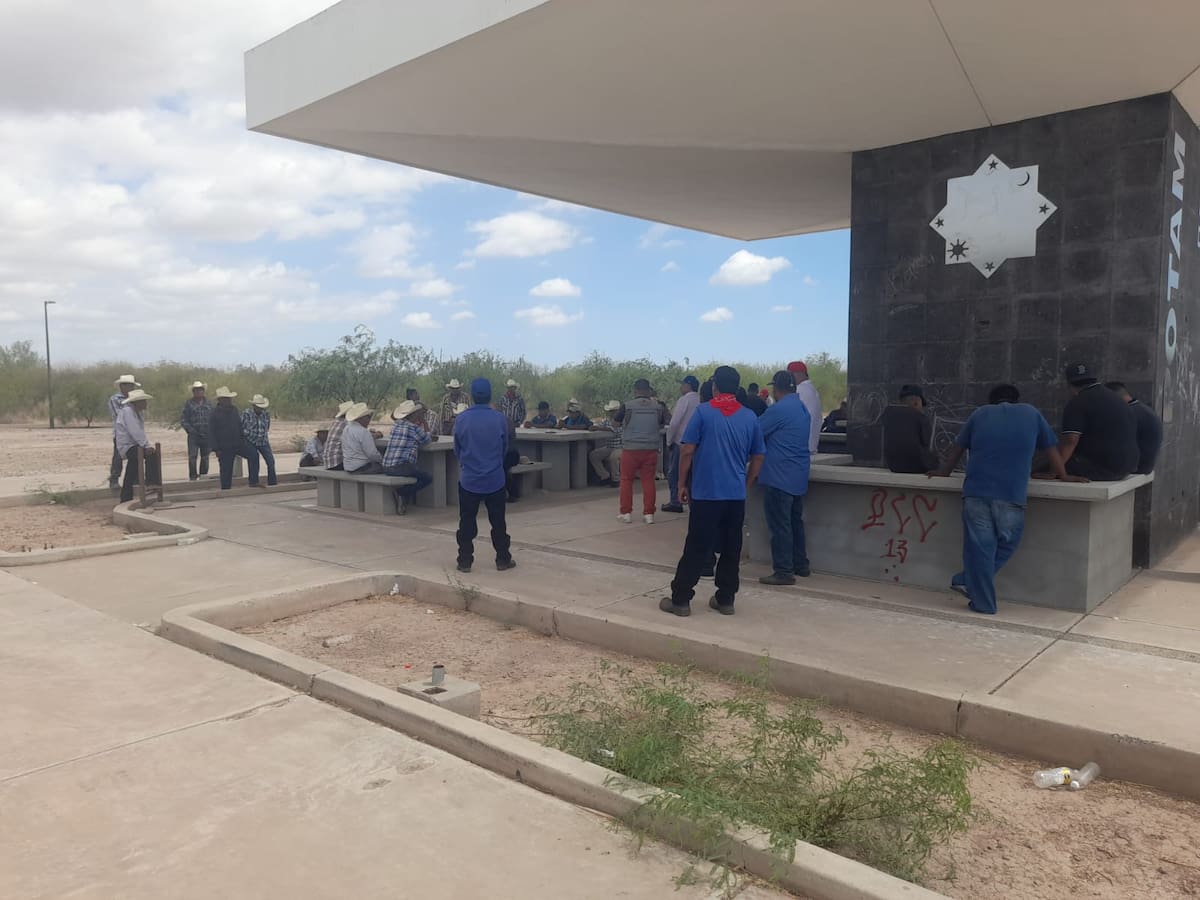 Integrantes de la etnia yaqui de reunen para dialogar. / Imagen por Mayra Echeverría.