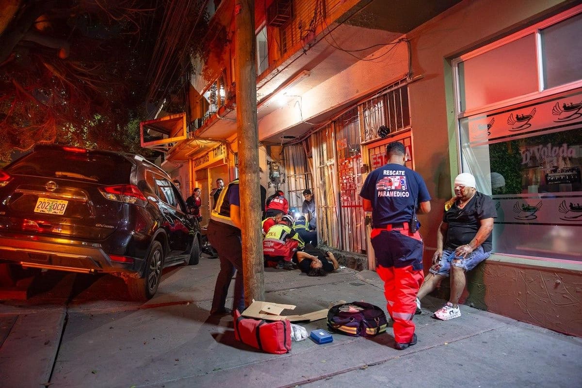 Tres personas resultaron lesionadas tras ser atropelladas por un vehículo que perdió el control y terminó impactándose contra una estética en la Zona Centro. Foto: Border Zoom.